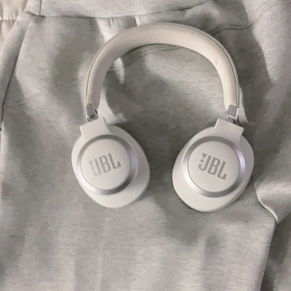 JBL White Over-Ear Headphones with Sleek Design and Comfort